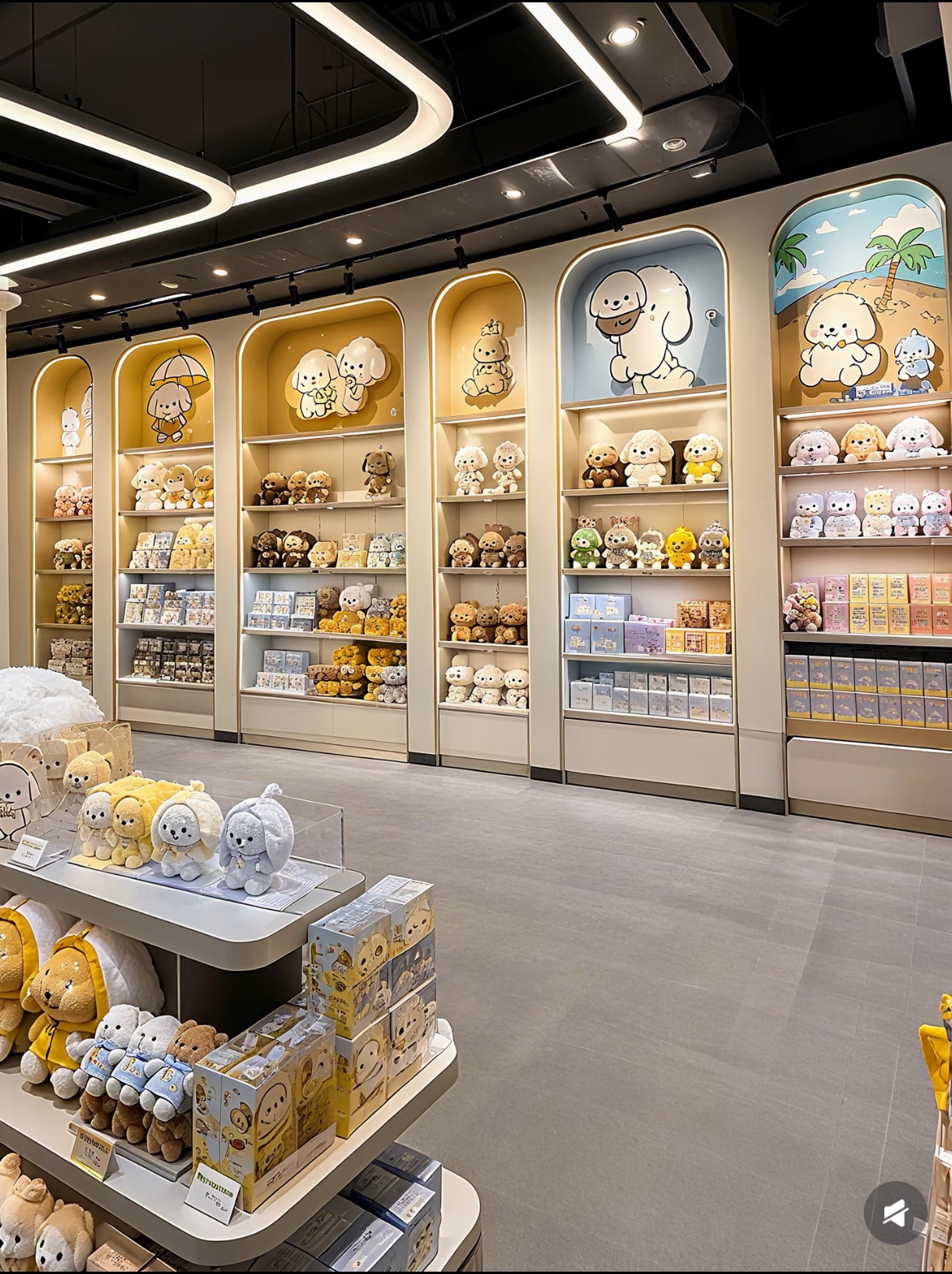 潮玩店展示柜定制避坑指南｜定做展柜别忽视灯光与层板设计